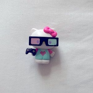 gamer hello kitty mini figure!! ∩^ω^∩